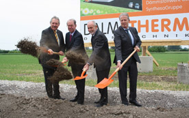 Das Dämmstoffwerk »Dalmatherm Dämmtechnik« ist das erste Projekt im neuen Wirtschaftspark Perg-Machland. Am Bild: Wirtschaftslandesrat Viktor Sigl, Peter Meraviglia-Crivelli und Wilhelm Bergsleitner von Synthesa sowie Wirtschaftsminister Reinhold Mitterlehner (v.l.n.r).
